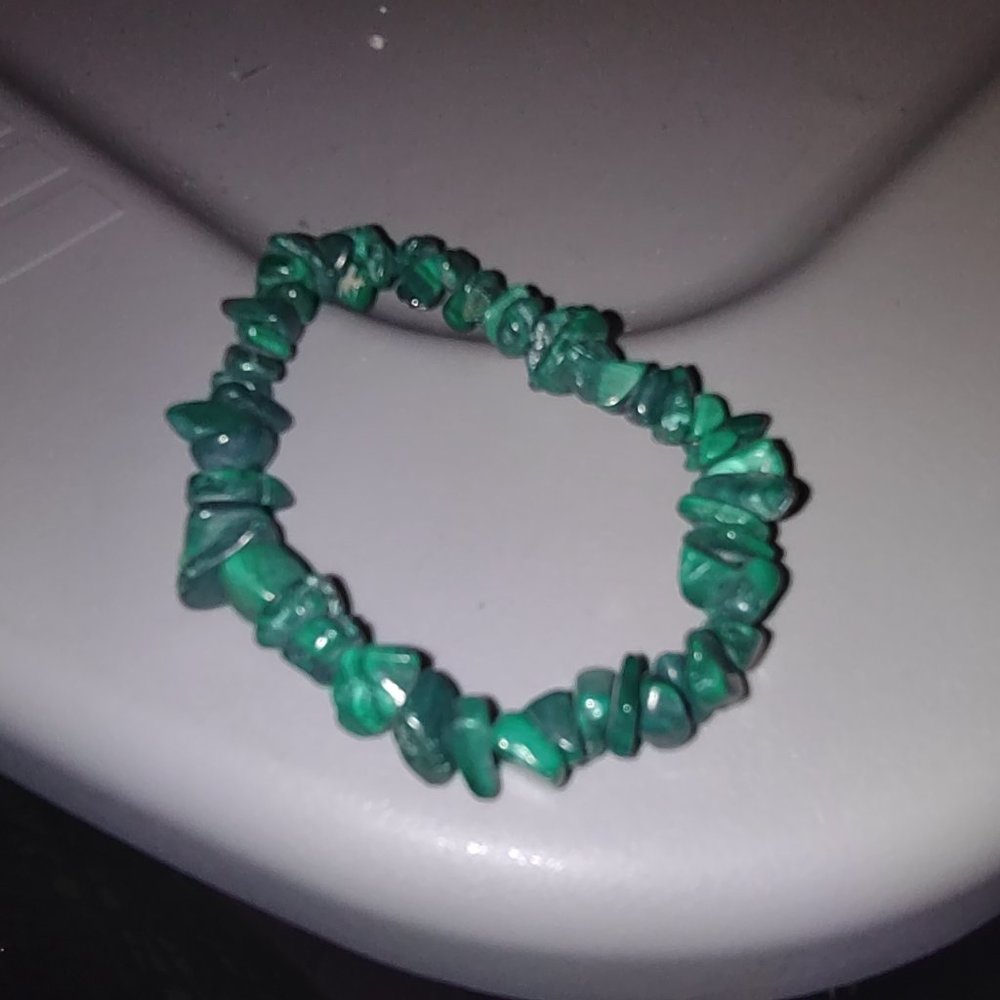Natural stone stretch bracelet in green stone chips